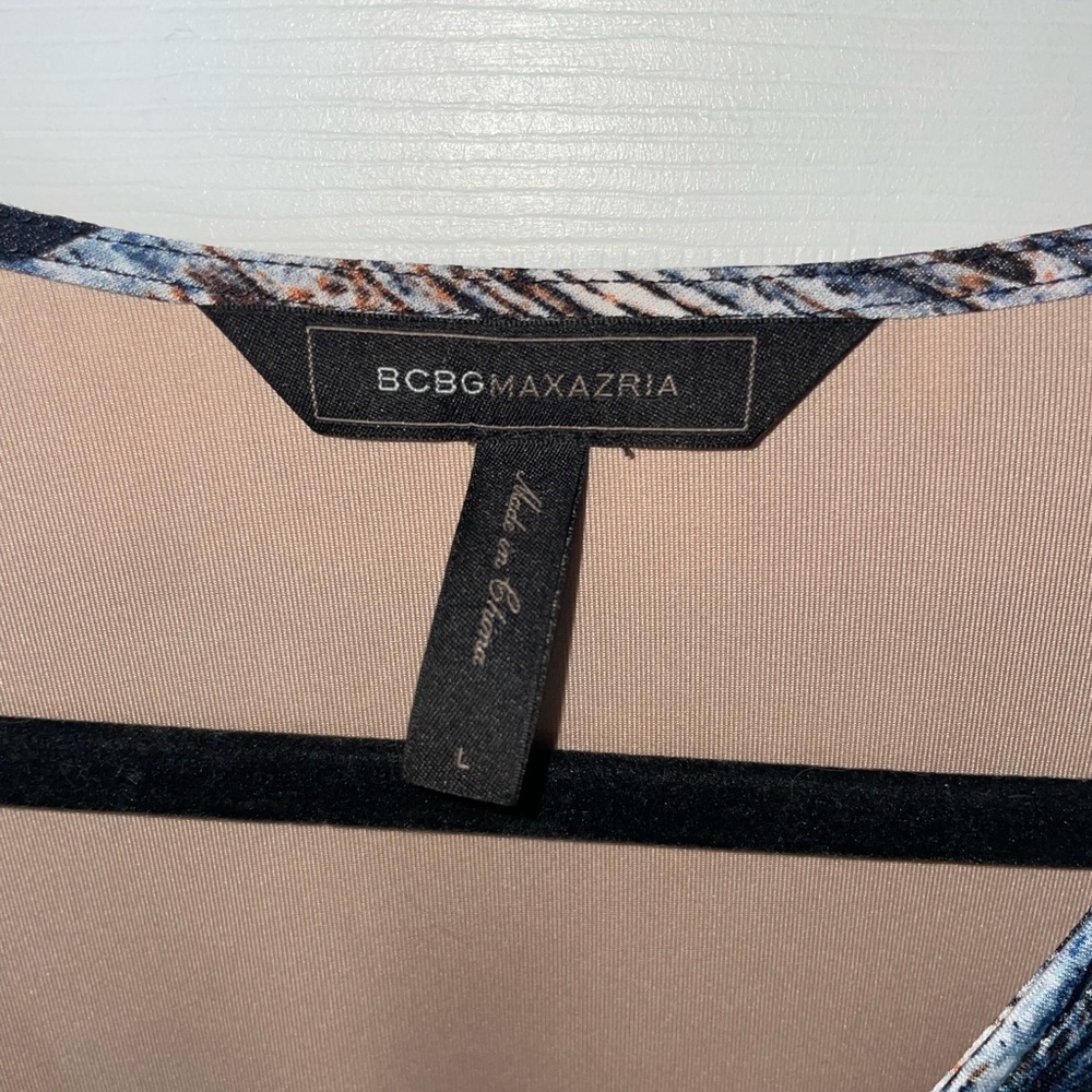 BCBGMaxAzria Navy and Black Abstract Ruched V-Neck Long-Sleeve Dress - Picture 4 of 4